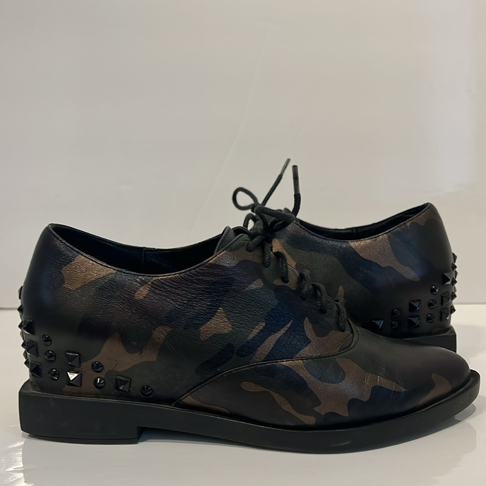 Women’s Leather Camo Pointed Toe Lace Up Studded‎ Shoes Size 6.5